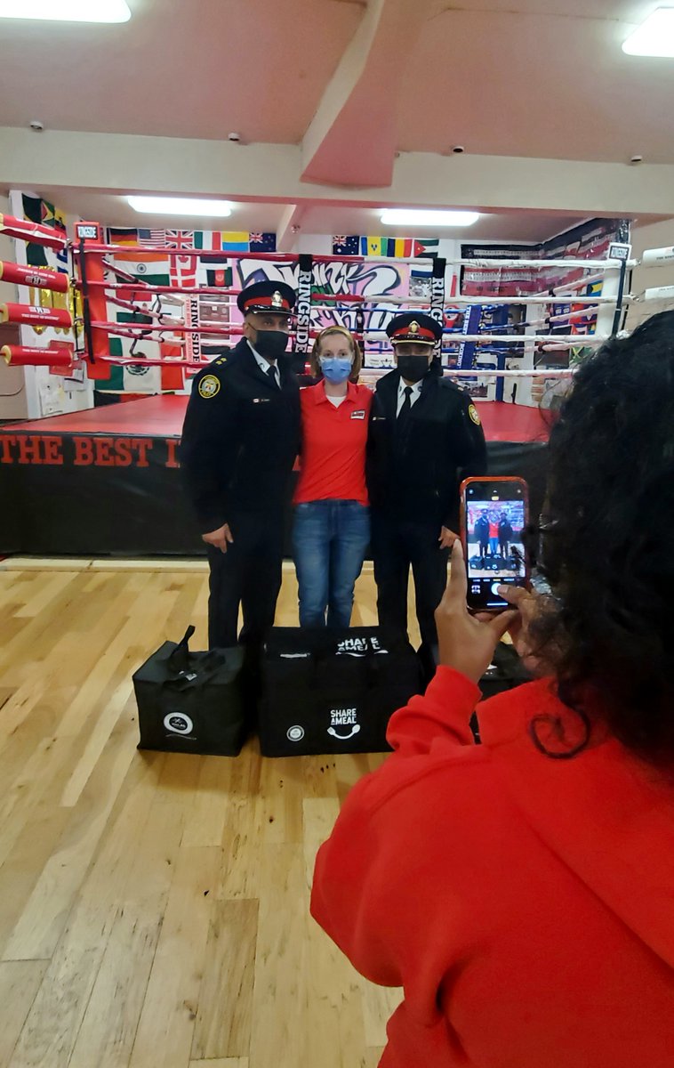 To celebrate #WorldKindnessDay2021 ❤️, <a href="/TPS14Div/">14 Division🇨🇦🚔</a>, <a href="/TPSAux14Div/">TPS Auxiliary 14Div</a> and <a href="/shareamealnow/">Share A Meal</a> delivered over 160 hot meals🍝to our Parkdale and Alexandra Park Community.  
Huge Thanks to <a href="/shareamealnow/">Share A Meal</a> for your wonderful donations.