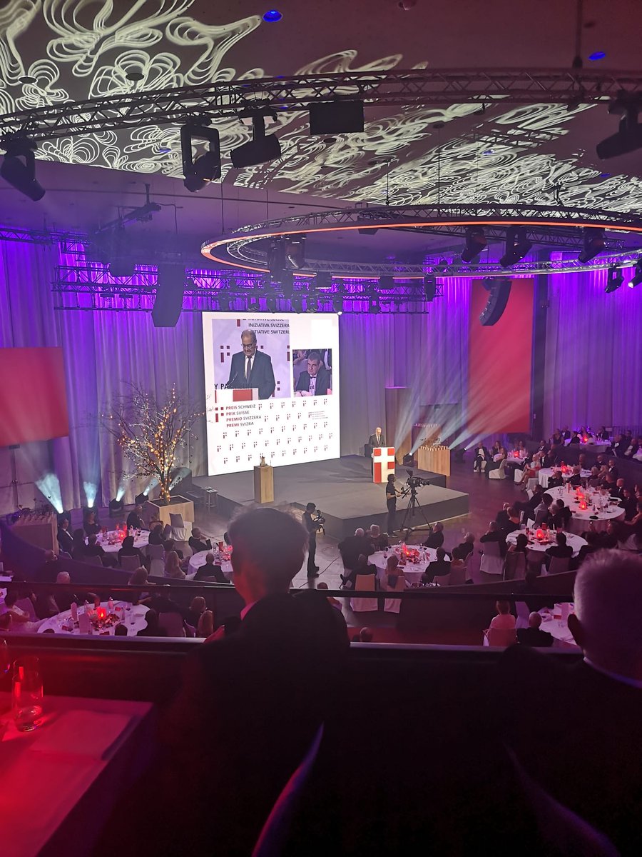 Die Spannung steigt #prixsuisse
Bundespräsident <a href="/ParmelinG/">Guy Parmelin</a> betritt die Stage und hält die Laudatio für den Gewinner. And the winner is...

<a href="/tagesanzeiger/">Tages-Anzeiger</a>, <a href="/NZZ/">NZZ</a>, <a href="/Bundesrat_CH/">Landesregierung</a>, <a href="/sonntagszeitung/">SonntagsZeitung</a>