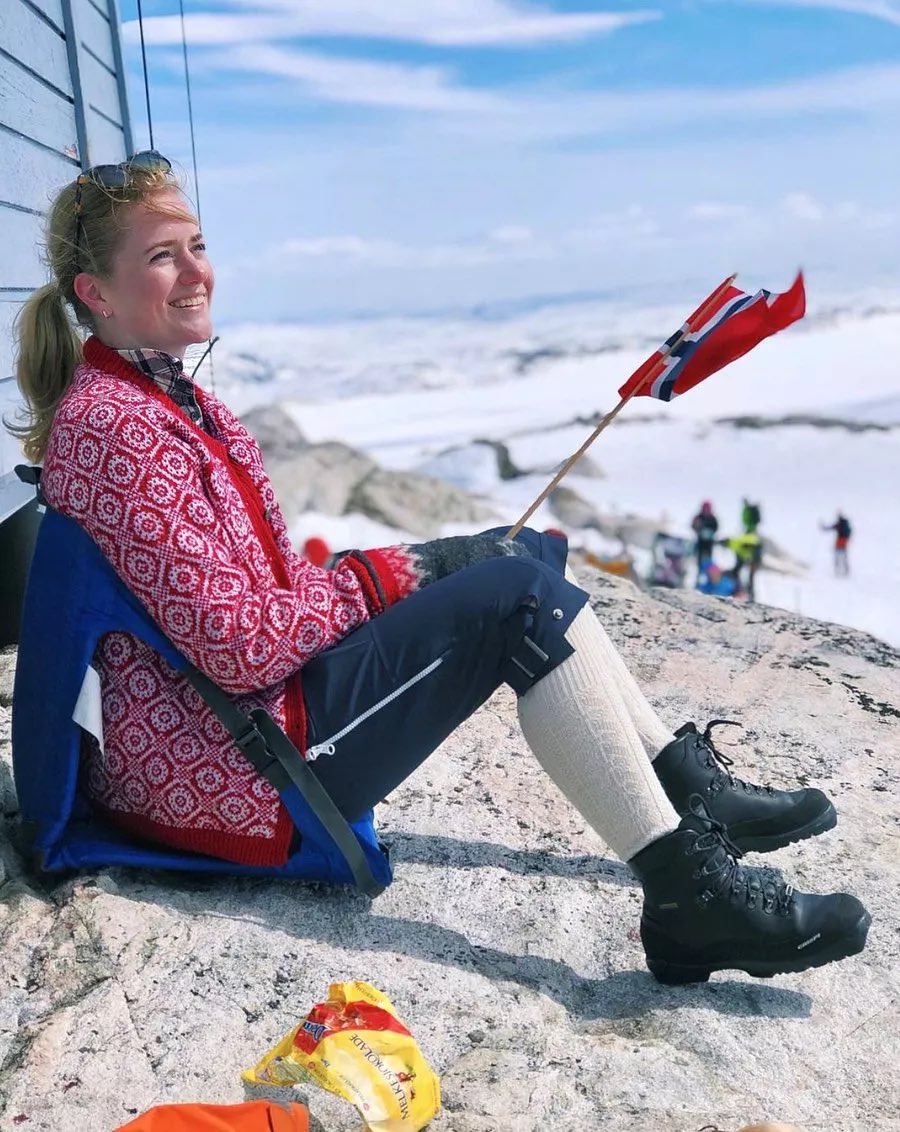 28 yaşında,
1993 doğumlu bu genç kadın Emilie Mehl, Dünya’nın en refah ülkelerinden Norveç’in adalet bakanı…

Çok şey yazasım var da neyse diyorum…