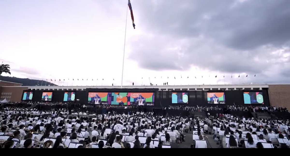 profeYas's tweet image. Quiero que sepan que yo estoy a un paso del llanto, lo logren o no que arrechos son mi pana 👏🏼👏🏼👏🏼👏🏼💛❤️💙😭😭😭
#TheLargestOrchestra