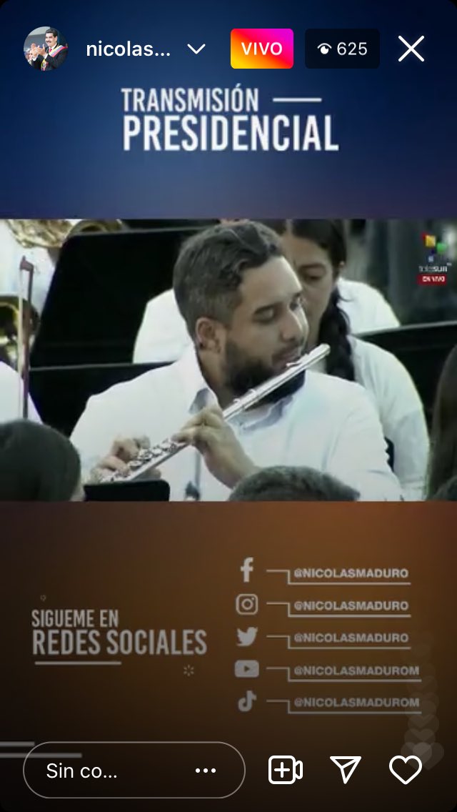 hernandez469's tweet photo. El muñeco tocando la flauta @nicmaduroguerra felicidades a todos los integrantes de @elsistema viva Venezuela 🇻🇪 la orquesta más grande del mundo!!! @gwr_es https://t.co/a1GsWVc7qm
