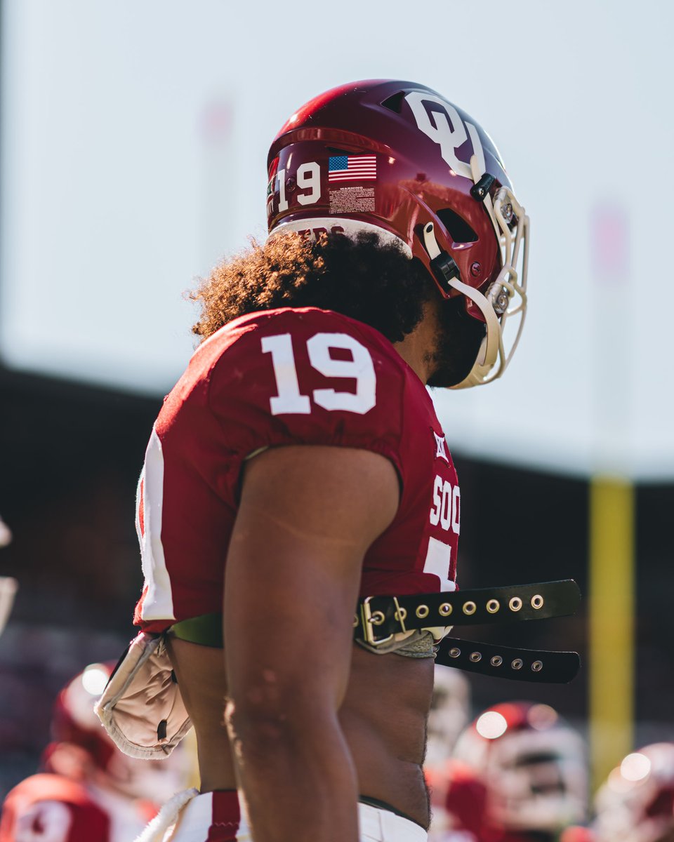 calebkkelly's tweet photo. Well looks like I’ve played my last game in the Crimson &amp; Cream. I love you Sooner Nation! I gave everything I had and went out on the field. You all turned a California kid into an Oklahoma man. We’ve made a lot of memories that I’ll cherish forever! #BoomerSooner 🤍 CK out✌🏽 https://t.co/v8pkOeZrkv