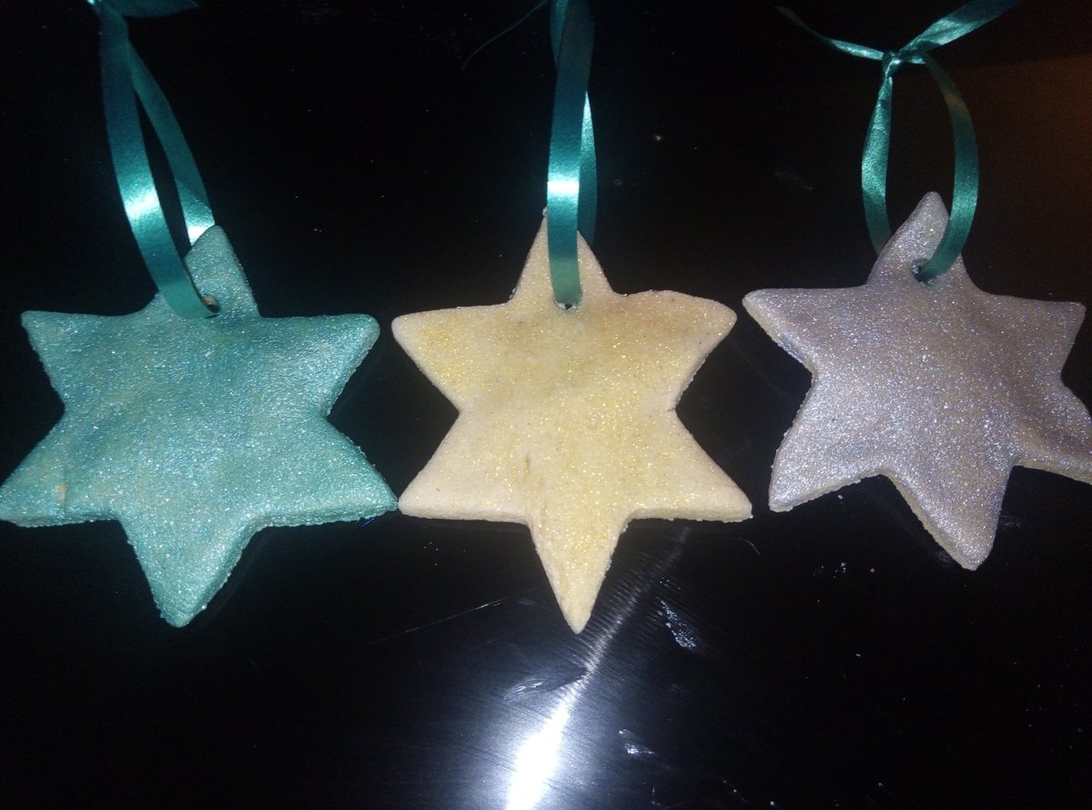 Staceyboo86's tweet photo. When Rosies teacher asked for any spare Xmas decorations for their class tree, Rosie decided to get crafty...with salt dough! We've had so much fun making these for @PinfoldStreet . We even managed a special one for each of her classmates. https://t.co/zjLfkI89oF