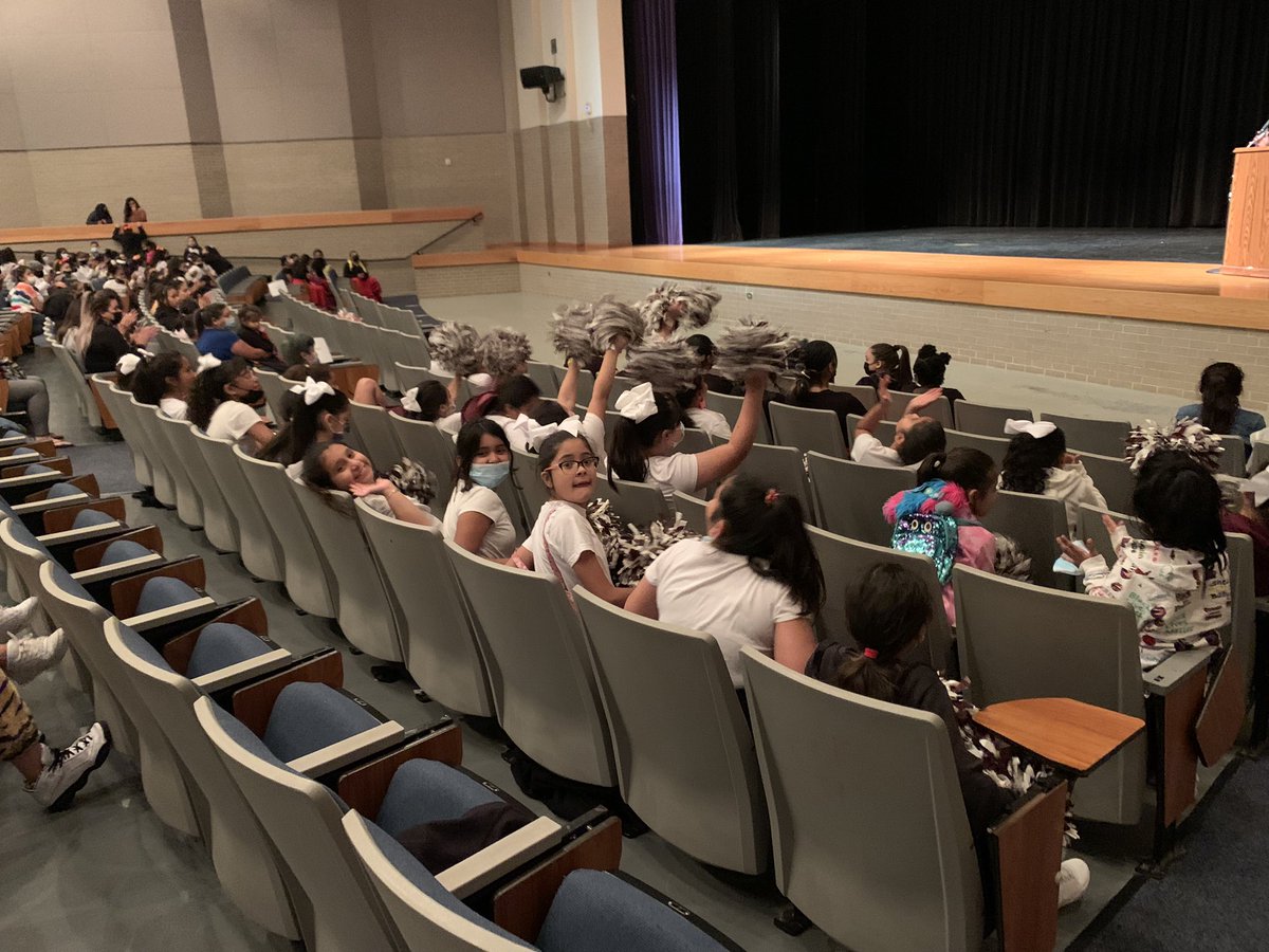guevarasonia02's tweet photo. Congratulations to @BonnerElemHISD cheer/dance team who participated in the 2021 Chávez Feeder Dance Showcase! @Leigha_Curry7 @Erwin_Garcia_ @ESO3_HISD https://t.co/xg2vWE5MWe