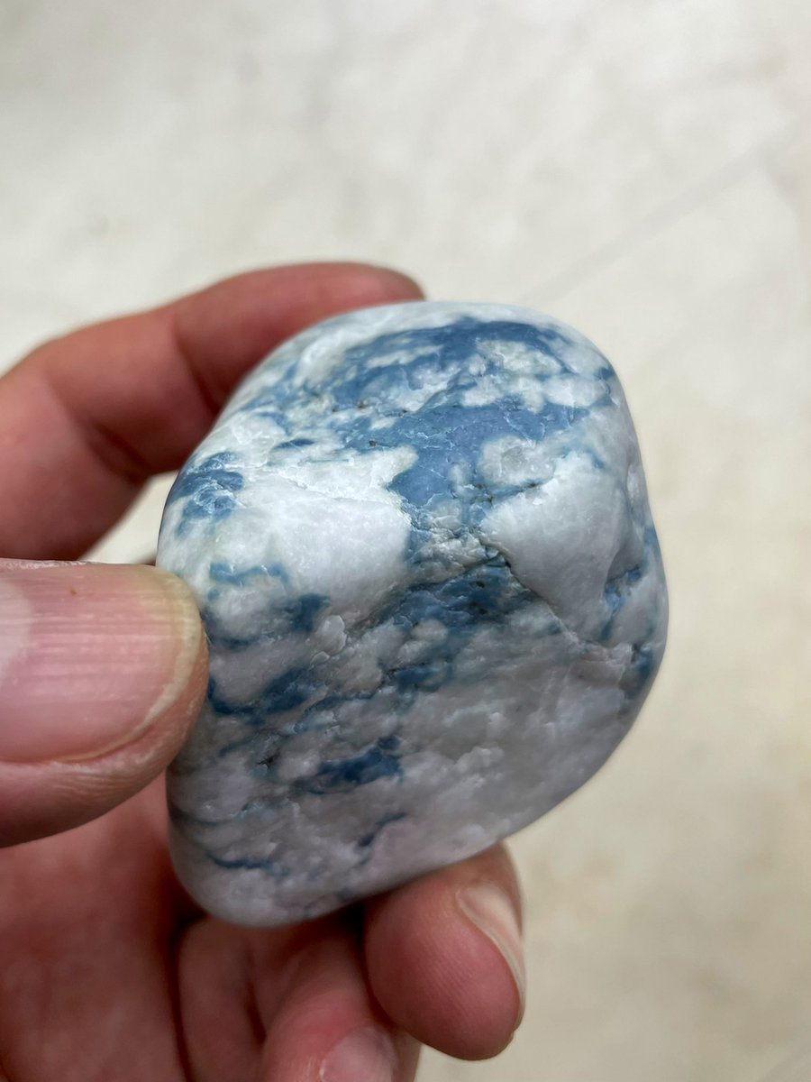 今日のヒスイは、 コン沢と並ぶ姫川を代表する青ヒスイ「横川の青翡翠