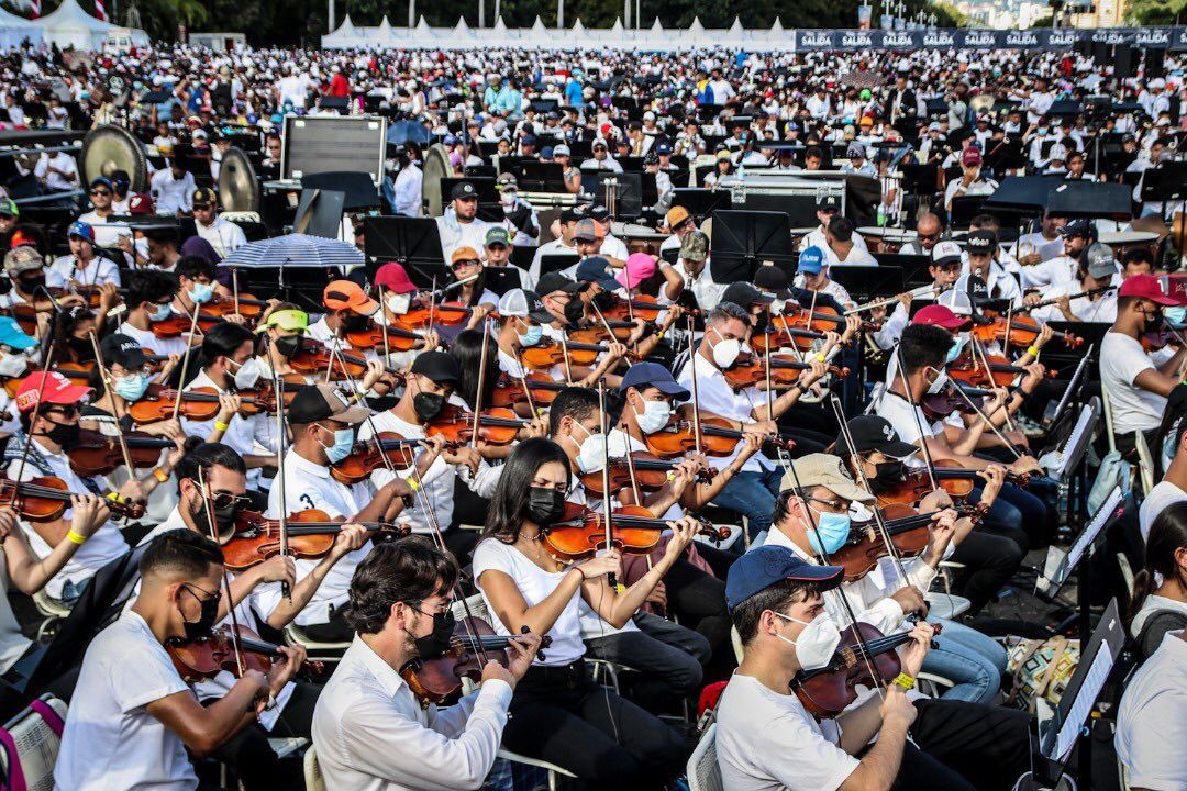NadalDiplo's tweet photo. Hoy Venezuela 🇻🇪 deja una vez más su huella musical 🌍 buscando el récord de LA ORQUESTA MÁS GRANDE DEL MUNDO con 12.000 músicos en escena, uniéndonos en una sola melodía  🎼🎷🎻❤️🇻🇪 @elsistema https://t.co/7QmC8qKAiZ