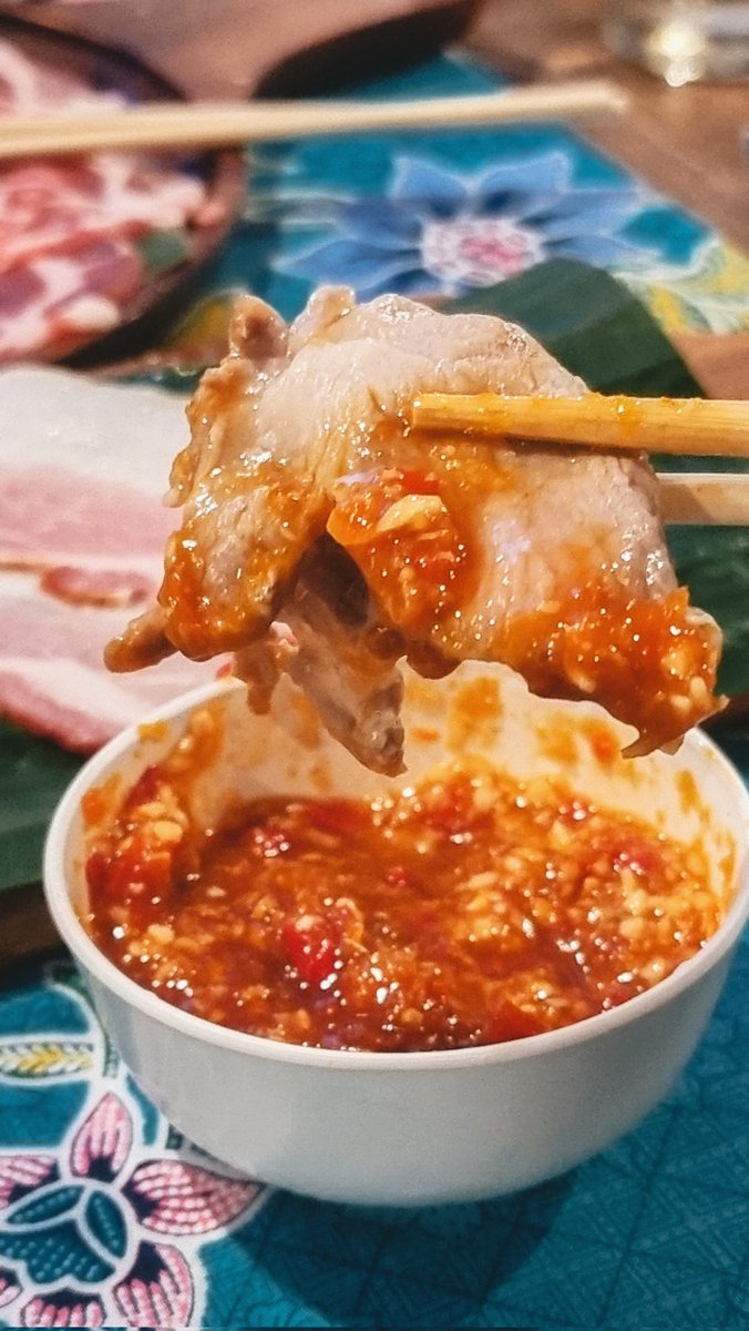 eatxpla2's tweet photo. ‼️ศาลาเตี๋ยวเรือ 🚤
ร้านเกี้ยวเตี๋ยวเรือใจกลางกรุง สาทร ในบรรยากาศชิวๆเหมือนนั่งทานที่หน้าบ้านในต่างจังหวัด ที่ร้านก็มีทั้งเมนูก้วยเตี๋ยวเรือรสเด็ด และหลัง 4 โมงเย็น 🐷🐮จะมีหมูและเนื้อกระทะ น้ำจิ้มพริกกระเทียมรสเด็ดร้านนี้เราตามรอยคุณจูนไป @junesawitri @aroii https://t.co/Wo71hkQUCQ