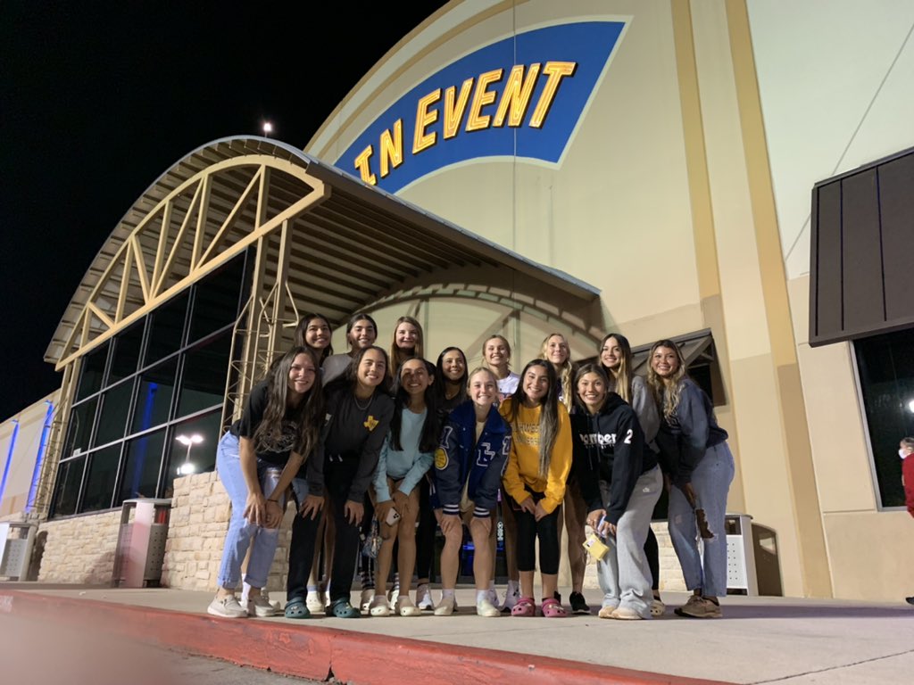 StxBryant's tweet photo. Love this group! Keep grinding ballers and great things will happen. #allgasnobrakes #havealittlefun https://t.co/nQYvsYeHmp