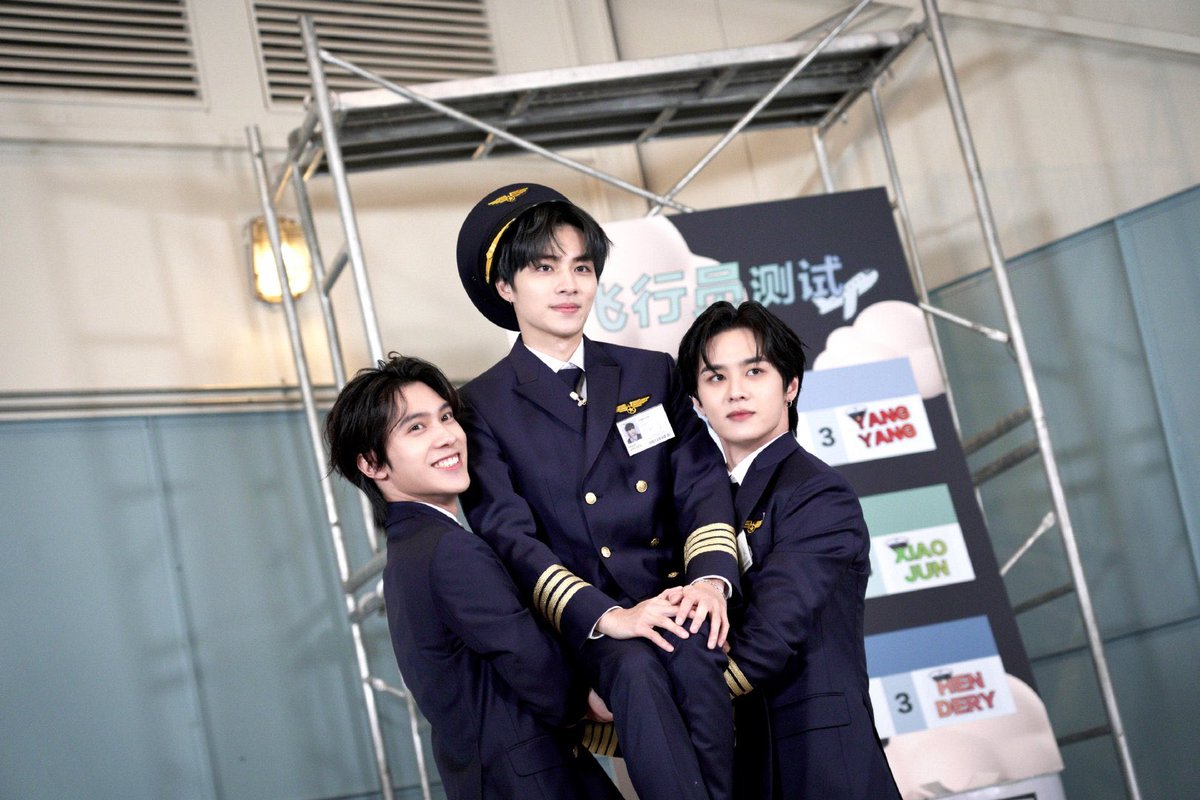 i23Nct's tweet photo. [211112 18:35 kst] wayv official weibo 

[eng trans]

everyone clap👏
the final qualified student of wayv airlines 2021 pilot test is xiaojun!!!
thank you winwin and ten for your kind guidance!
+ https://t.co/vRoJPvy454