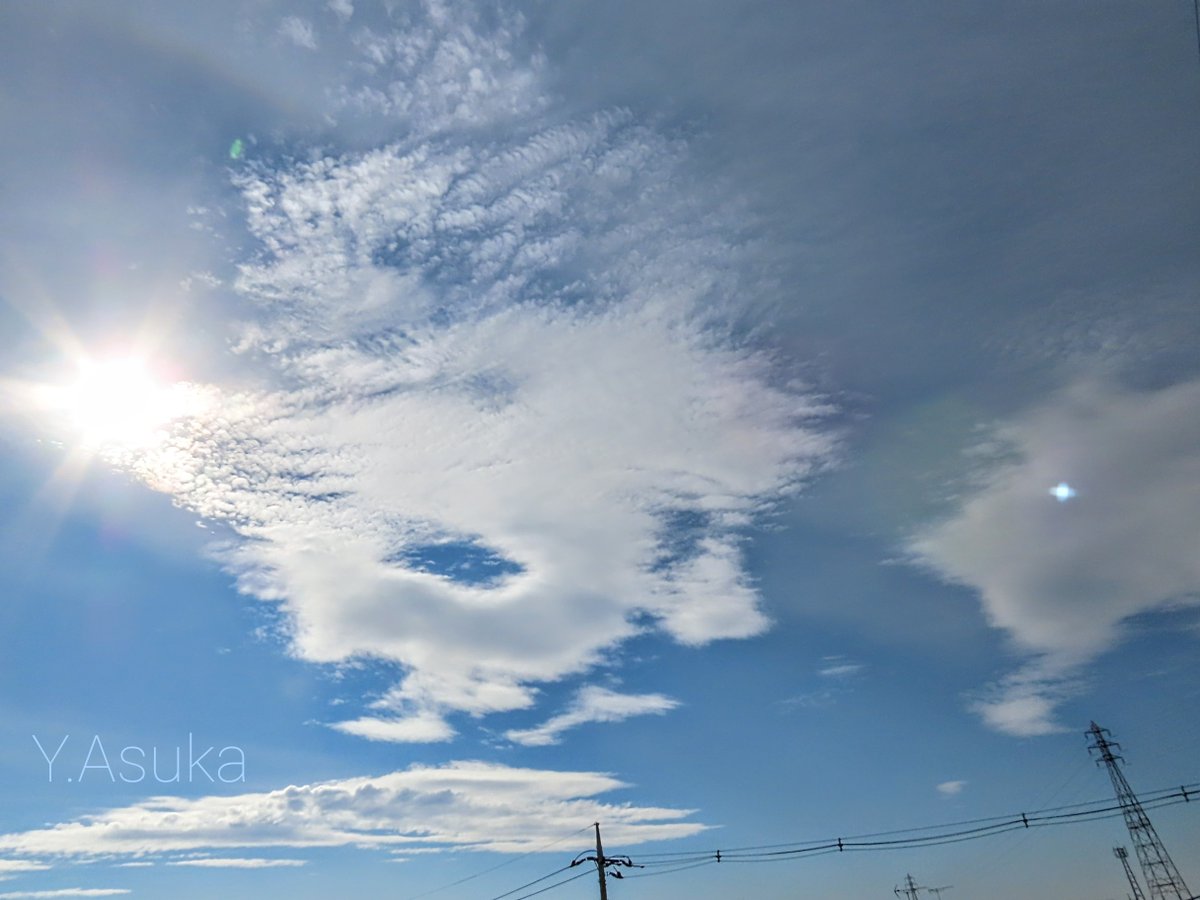 yumeasutw's tweet photo. お日様燦々✨ #鱗雲 が🏳️‍🌈色付く日曜日の朝🌤️

予想最高/最低気温🌡️18℃/5℃
晴れ☀️
午前中は雲が多目ですが良く晴れ👕お洗濯日和の秋晴れとなりそうです🍁

#空の名前
#雲の教室
#天気の図鑑 #雲友
#光環
#巻積雲
#高積雲
#巻雲
#積雲
#青空 #Sunshine
#鉄塔 #電柱 #電線
#a2021 #a1114 #a202111 https://t.co/H8rvuJJchc