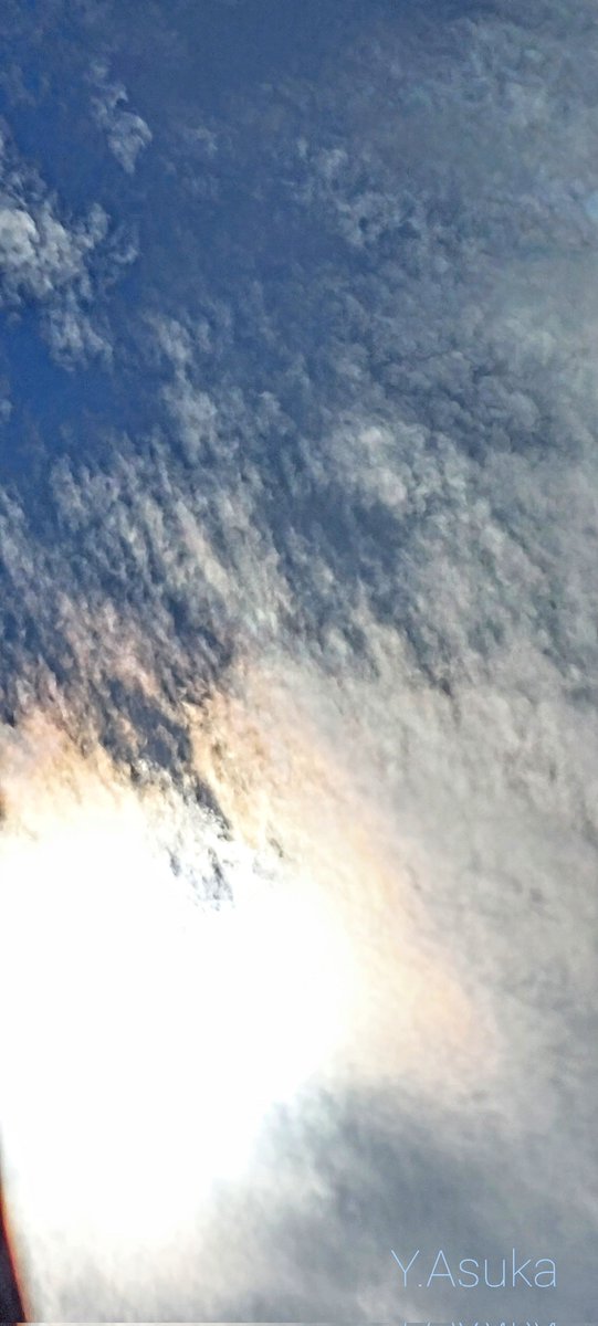 yumeasutw's tweet photo. お日様燦々✨ #鱗雲 が🏳️‍🌈色付く日曜日の朝🌤️

予想最高/最低気温🌡️18℃/5℃
晴れ☀️
午前中は雲が多目ですが良く晴れ👕お洗濯日和の秋晴れとなりそうです🍁

#空の名前
#雲の教室
#天気の図鑑 #雲友
#光環
#巻積雲
#高積雲
#巻雲
#積雲
#青空 #Sunshine
#鉄塔 #電柱 #電線
#a2021 #a1114 #a202111 https://t.co/H8rvuJJchc