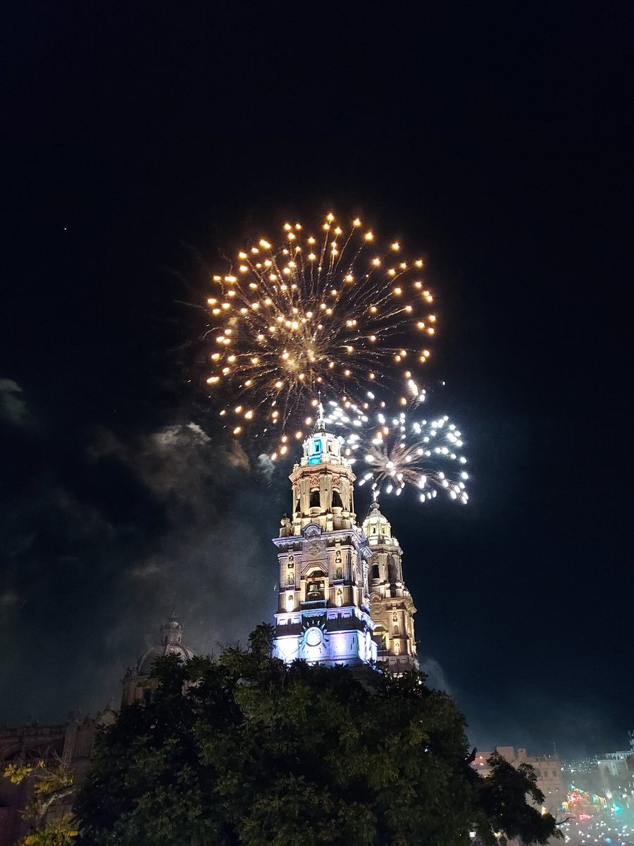 Maravillosos fuegos artificiales arriba de la catedral de #Morelia.✨.