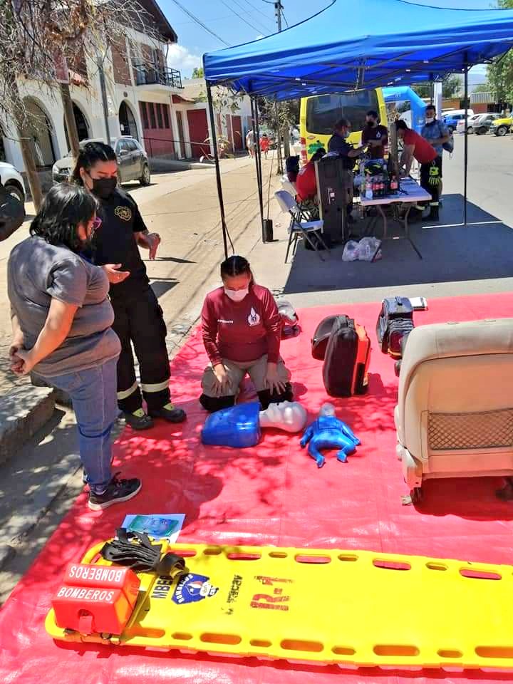 CB_Curacavi's tweet photo. El día sábado 13 participamos en la primera "Feria de prevención y reducción del riesgo" organizada por la @MCuracavi.
Bomberos de nuestras 3 compañías estuvieron presentes @bomba_curacavi @SEGUNDA_CVI
 @TerceraCvi
🚨Siempre al servicio de la comunidad🚨
👩‍🚒👨‍🚒🚒 https://t.co/QLfGNRrlRI