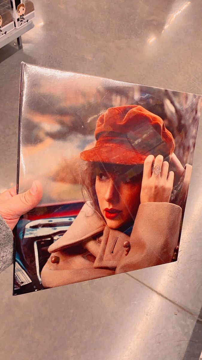 thefolklorian's tweet photo. It feels like a perfect night to buy the #RedTaylorsVersion vinyl ❤️❤️❤️ @taylorswift13 @taylornation13 https://t.co/PL1A3T5hFy