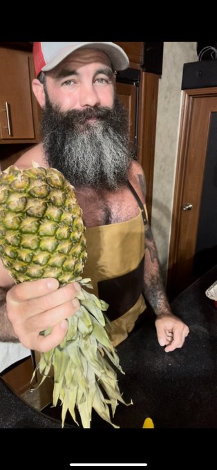 Pineapple anyone?? #pineapple #upsidedownpineapple https://t.co/rbjPa7YxSJ