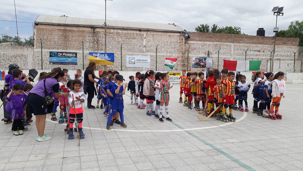 DepGuaymallen's tweet photo. HOCKEY | En la tarde de ayer, las
más peques de hockey sobre patines disputaron un
torneo amistoso, donde al finalizar, cada una recibió
su respectiva medalla.

📸Escuelita Giol. https://t.co/wN4GRvOOZg