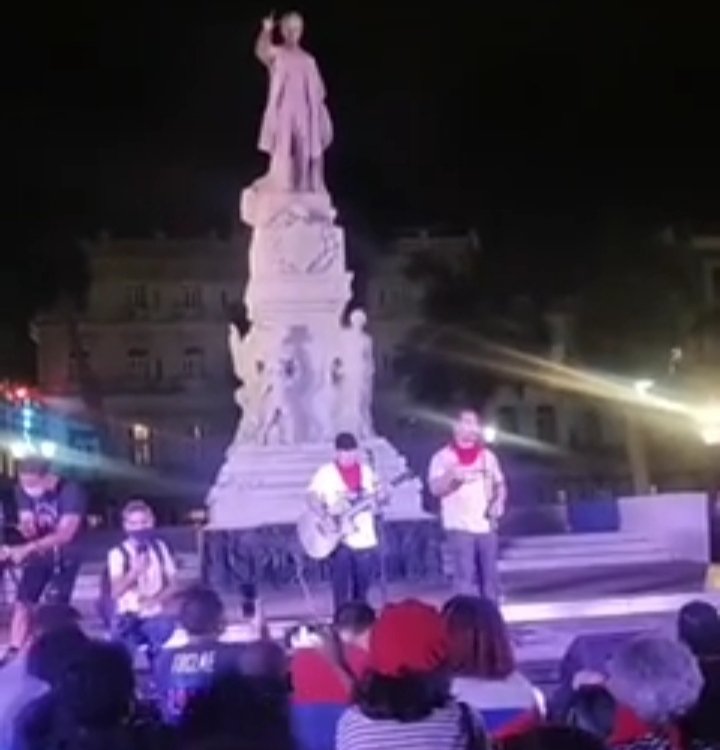 A los médicos, paramédicos y científicos invoca @Israel_BuenaFe mientras cantan "Valientes" en el Parque Central de #LaHabana y a uno se le ponen los pelos de punta. #PanuelosRojos #CubaViveyAbraza #CubaEsUnContinente