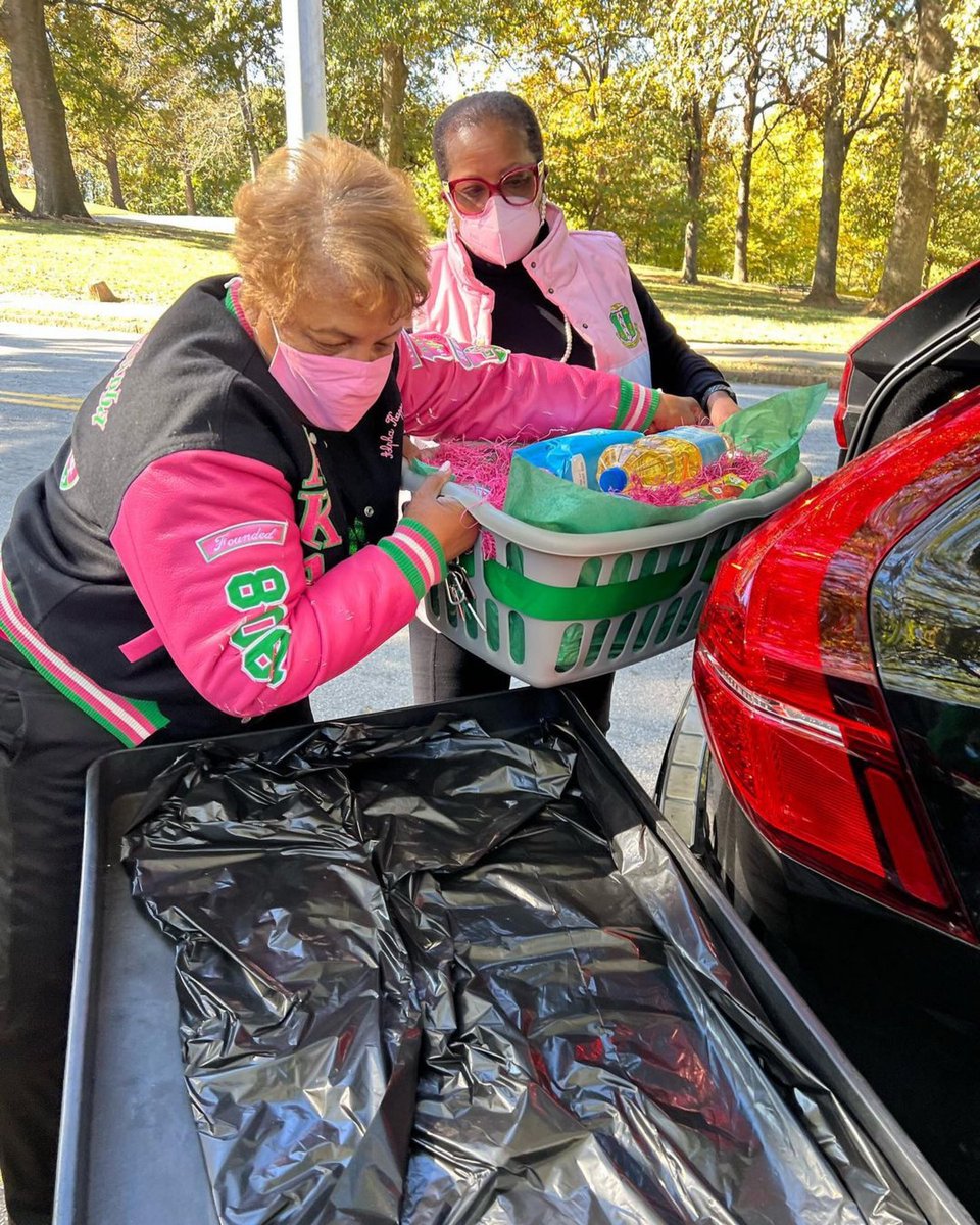PiAlphaOmega85's tweet photo. On November 8th @pialphaomega85 was able to donate 30 plus Thanksgiving baskets and over $800 in grocery gift cards to the @nicholashouseinc as we support them in bringing awareness to homelessness in the city of Atlanta. #paoforward #communityfirst #homelessnessawareness #atl https://t.co/WFRszyujjt