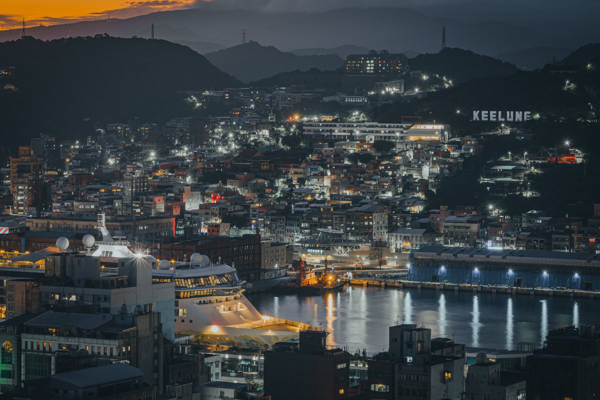champion20529's tweet photo. From sunset to dark night 
#taiwan #keelung #基隆 ＃台灣 #NightPhotography #bealpha #sonya7iii #travelphotography #夜景 #asia https://t.co/DlXmLuYtXC