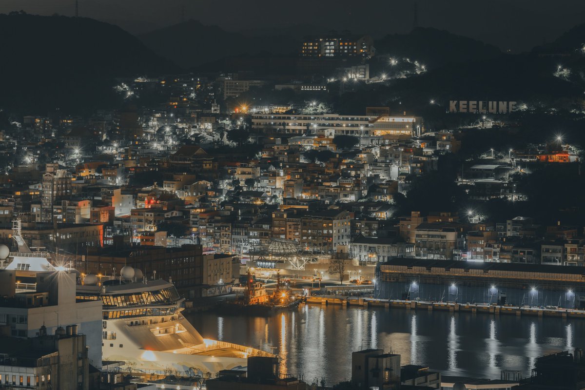 champion20529's tweet photo. From sunset to dark night 
#taiwan #keelung #基隆 ＃台灣 #NightPhotography #bealpha #sonya7iii #travelphotography #夜景 #asia https://t.co/DlXmLuYtXC