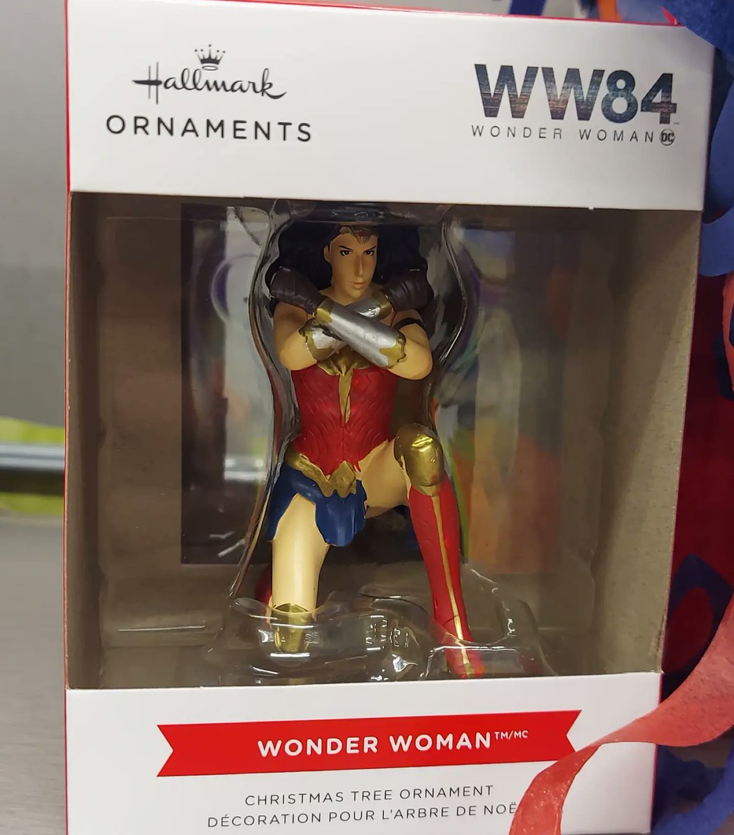 The WONDER WOMAN 1984 Christmas tree ornament: for the Wonder Woman in your life who loves bloated and underwhelming sequels that weren't worth the year's worth of promotional hype beforehand.

And what's going on with Wonder Woman's face? https://t.co/SY6e7WKW1G