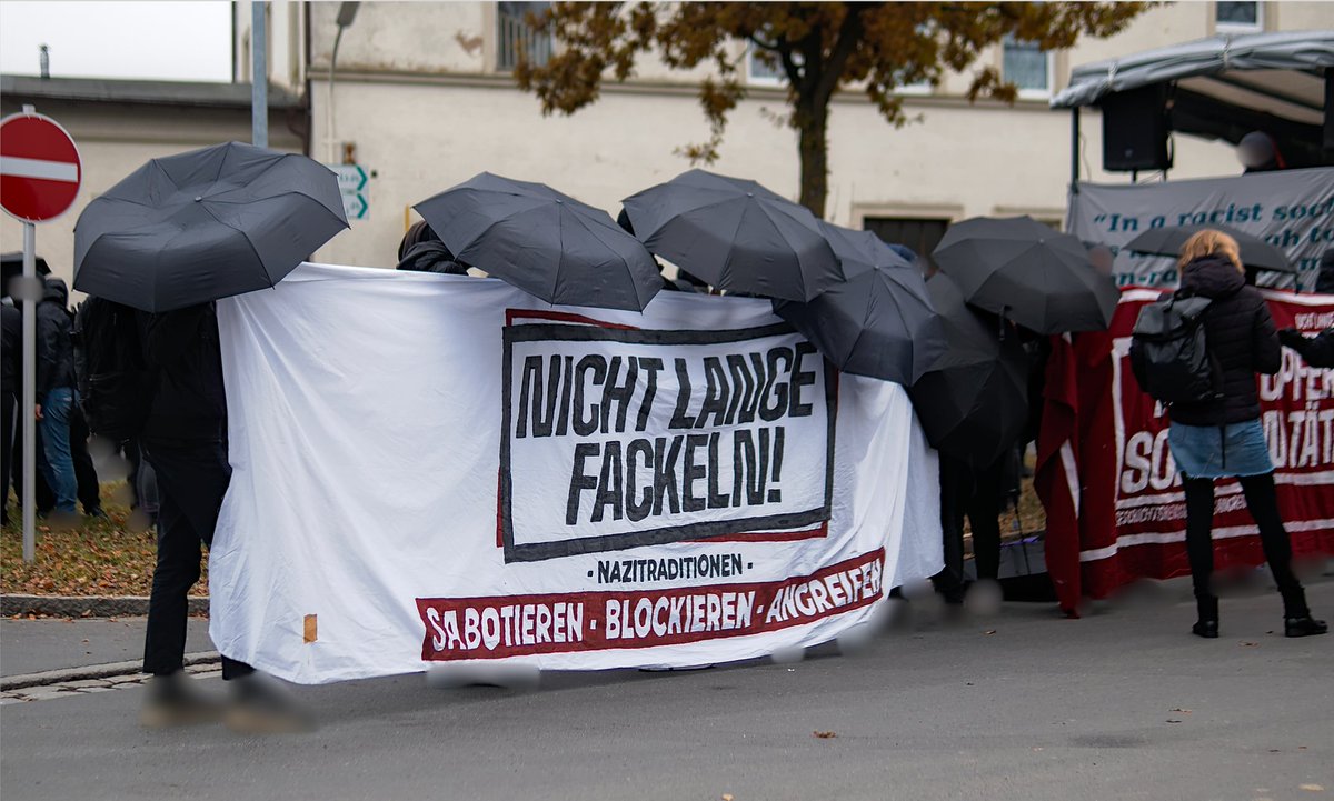 mic_weiland's tweet photo. Gestern demonstrierten mehrere hundert Antifaschist:innen begleitet von einem Großaufgebot der Polizei gegen den rechtsextremen Aufmarsch in #Wunsiedel im Norden Bayerns. Die Neonazidemonstration entfaltete kaum Außenwirkung, rund 150 Personen nahmen teil.

#WUN1311 https://t.co/AxIoQMkMhM