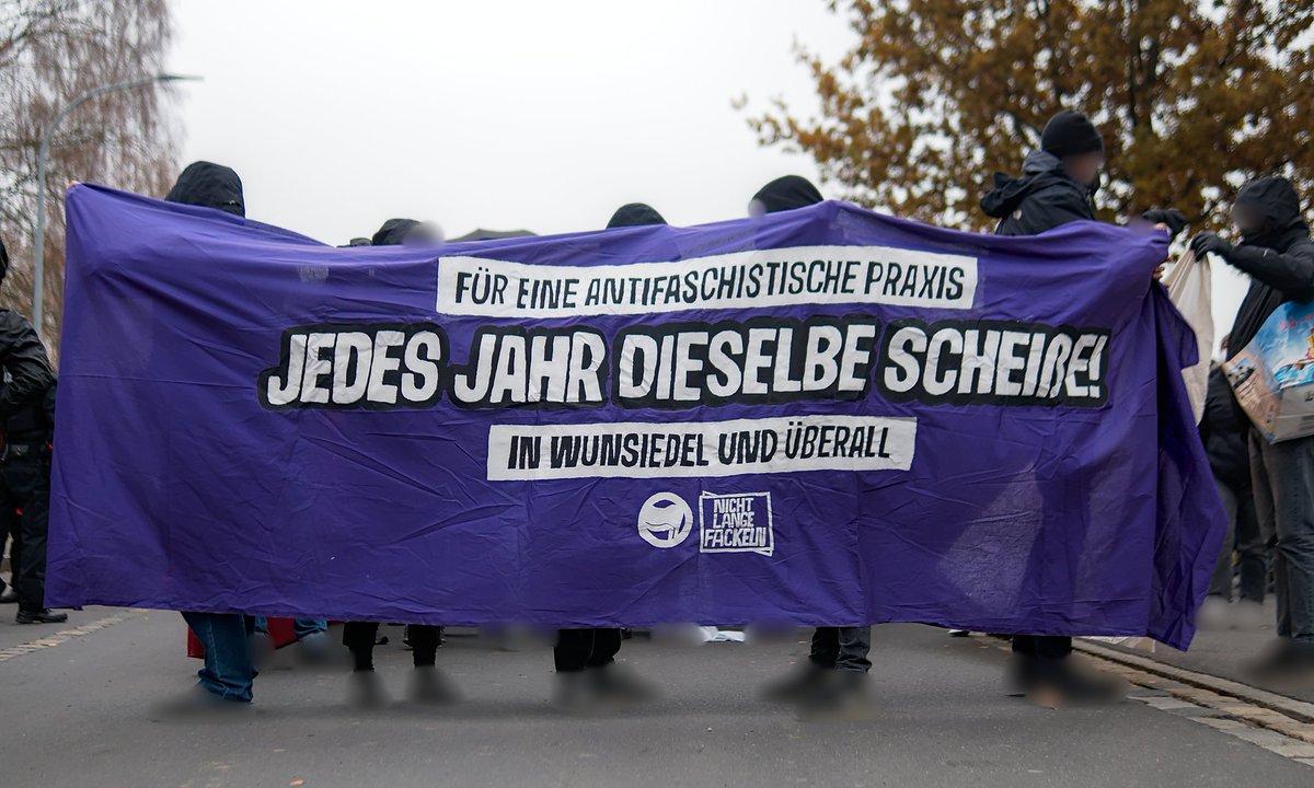 mic_weiland's tweet photo. Gestern demonstrierten mehrere hundert Antifaschist:innen begleitet von einem Großaufgebot der Polizei gegen den rechtsextremen Aufmarsch in #Wunsiedel im Norden Bayerns. Die Neonazidemonstration entfaltete kaum Außenwirkung, rund 150 Personen nahmen teil.

#WUN1311 https://t.co/AxIoQMkMhM