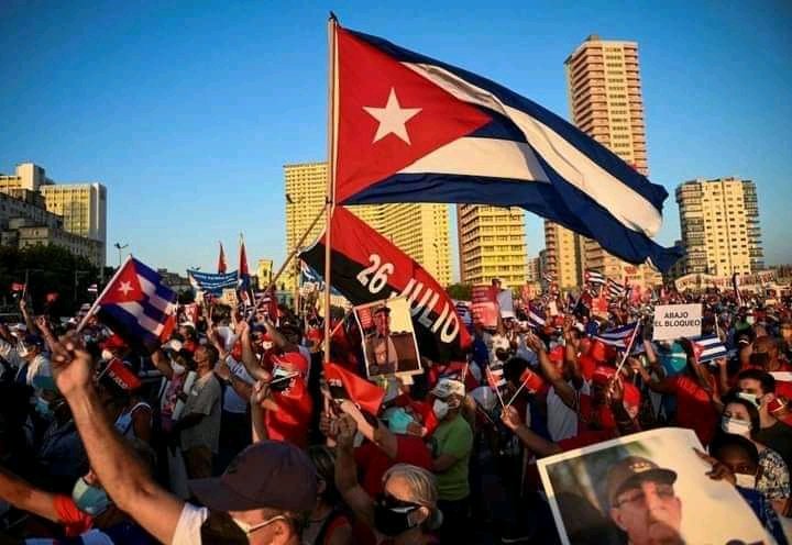 #CubaVive 🇨🇺
《Gracias a que hay un sentimiento que se llama amor a la patria... a que hay un sentimiento de amor a los semejantes y de solidaridad de todos para con todos... a que hay un estado mental que se llama conciencia revolucionaria, somos fuertes》#Fidel.
#Cuba #CubaViva