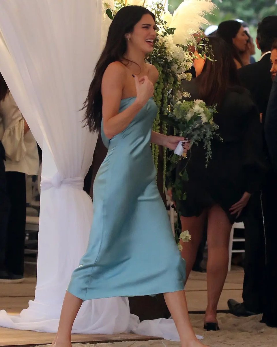 📸 Kendall Jenner en la boda de Lauren Perez y David Waltzer en Miami Beach  (11/11/2021)., image size:960x1200