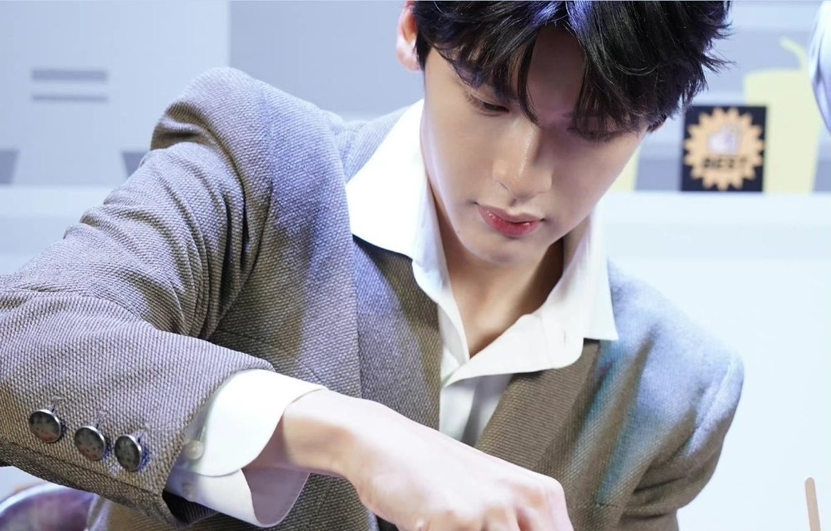 lynx_707_'s tweet photo. 「 hualian au 」 

Xie Lian consegue um emprego em uma das maiores empresas farmacêuticas do país como secretário do filho do CEO. Ele só não esperava trabalhar para o jovem artista que conheceu no parque. https://t.co/h4vadQ2KHK