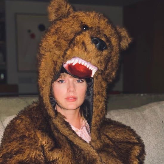 aikunchai's tweet photo. Hello @taylorswift13  ♥️🧸🐻 https://t.co/8IIje7S07Y