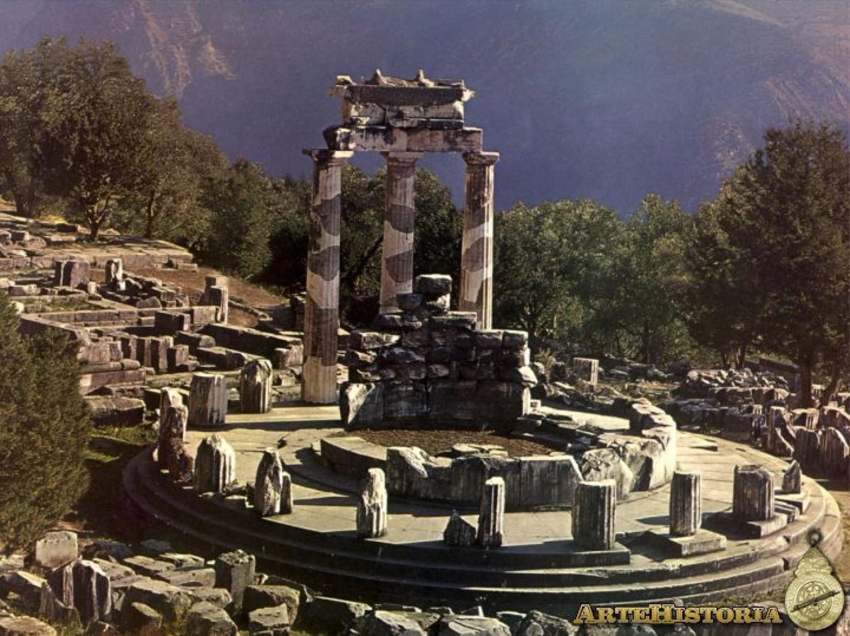 redhistoria's tweet photo. El Tholos en el santuario de Atenea Pronaia, un edificio circular con columnas dóricas que fue construido entre 380 y 360 a.C. en Delfos. #Grecia #arqueología #Delfos #historiayarqueologia #templo https://t.co/ZZ4y8u59RW