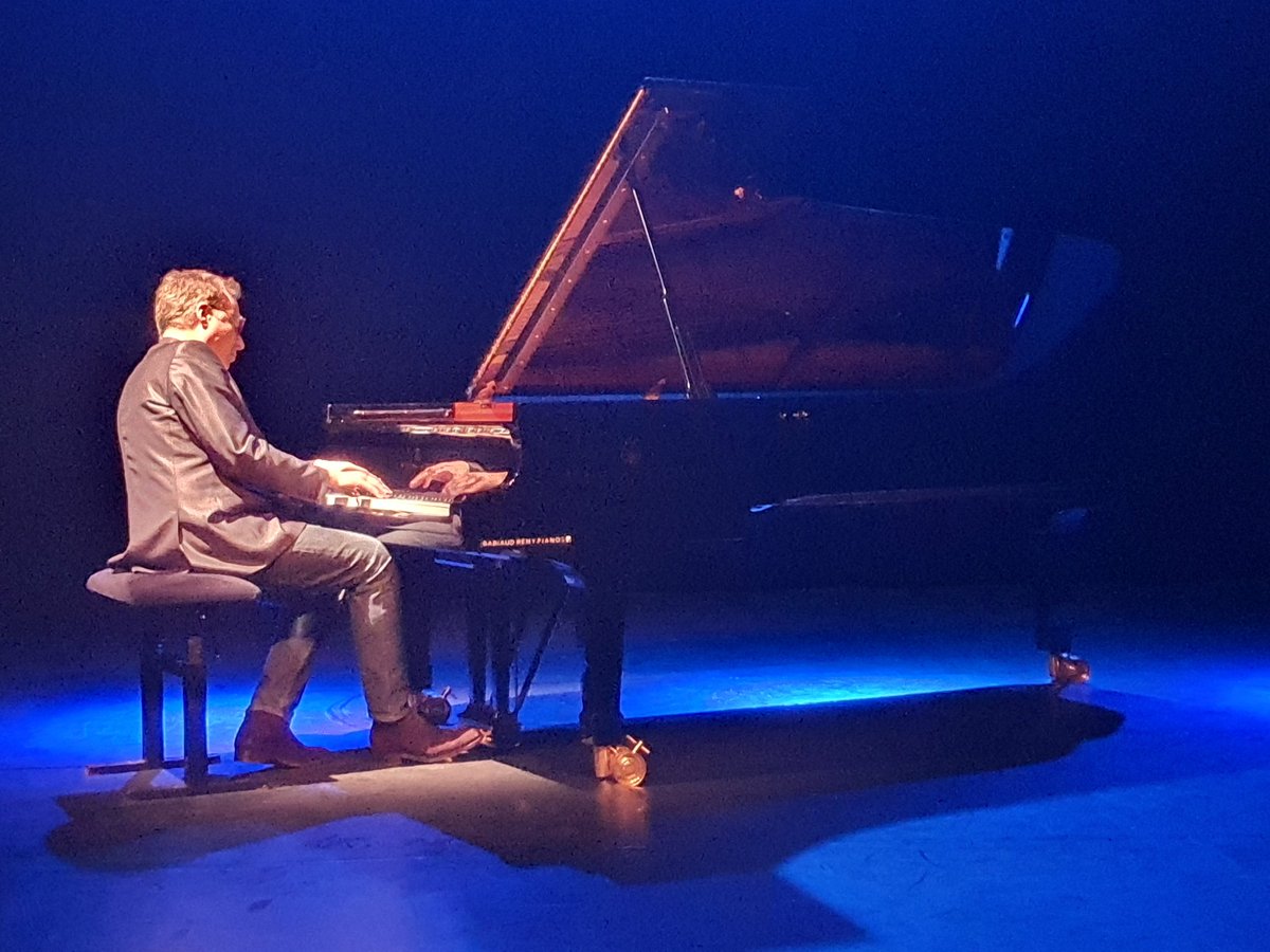 chgoujon's tweet photo. Prenez un musicien hors pair, ajoutez y le cadre très inspirant de La Gacilly et vous obtenez le magnifique récital d'impro que nous a offert @JFZygel ce soir à l'ARTEMISIA à La Gacilly. Merci @JFZygel d'avoir aussi bien mis La Gacilly en musique. PS : on adore vos parenthèses 😀 https://t.co/U6ccD5Foy7