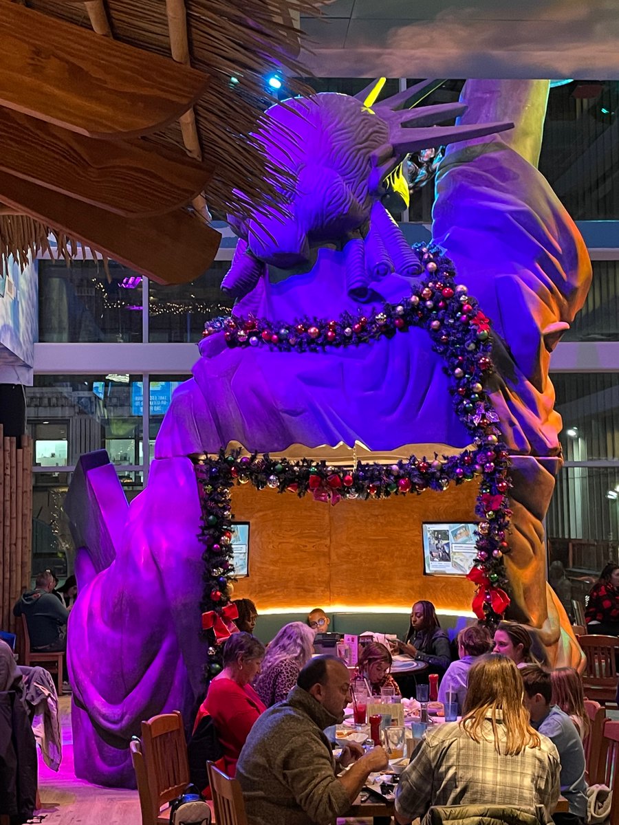 BrettRedacted's tweet image. the most elegant date spot in New York City is now *inside* the fake Statue of Liberty in the Margaritaville Resort restaurant on Times Square