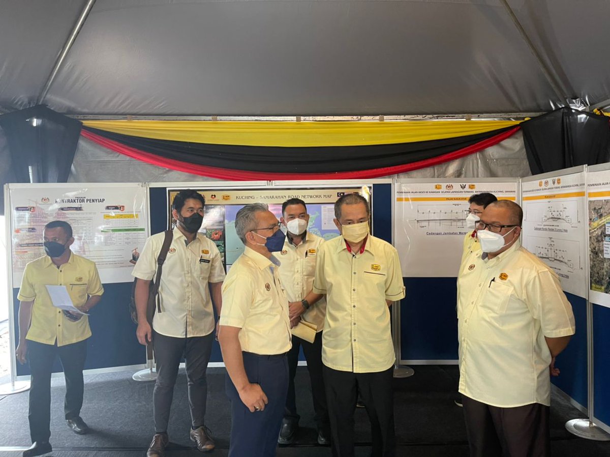 13.11.21 - YBrs. JAPK Tn. Hj. <a href="/MohdNazriAli/">Mohd Nazri Bin Ali</a> memberi taklimat kepada YBMK Kerja Raya <a href="/PetraJayaMP/">Fadillah Yusof 🇲🇾</a> dalam Majlis Pecah Tanah Projek Pembinaan Jalan Akses Kawasan Selatan Lapangan Terbang Kuching.
<a href="/MOWorks/">でやんす</a>
<a href="/JKRMalaysia/">JKR Malaysia</a> 
<a href="/CawJalanJKR/">Cawangan Jalan JKR Malaysia</a> 
<a href="/M_AminKasim/">Ir. Mohamed Amin Kasim</a>
#teambppu