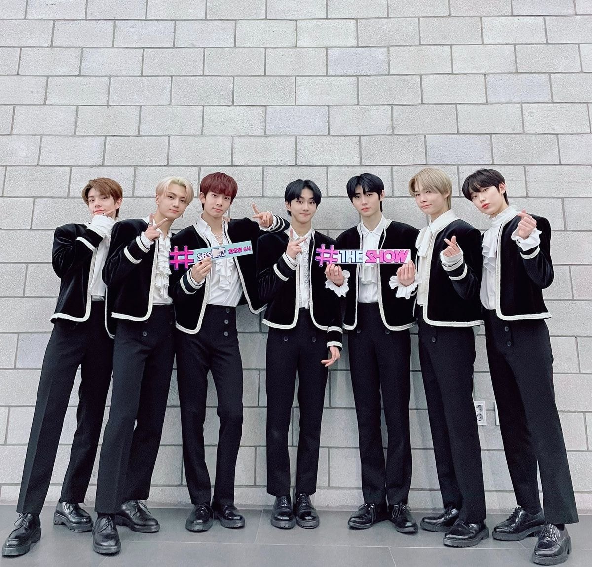 theneonsite's tweet photo. #𝒯he蛍光𝒢arden y por eso nosotros nos bañamos poniéndonos nuestras mejores fachitas para hacerle porritas a our beloved ♡ Maki ♡ desde primera fila como sus buenos fans numero uno! https://t.co/ReaTvfTMaT