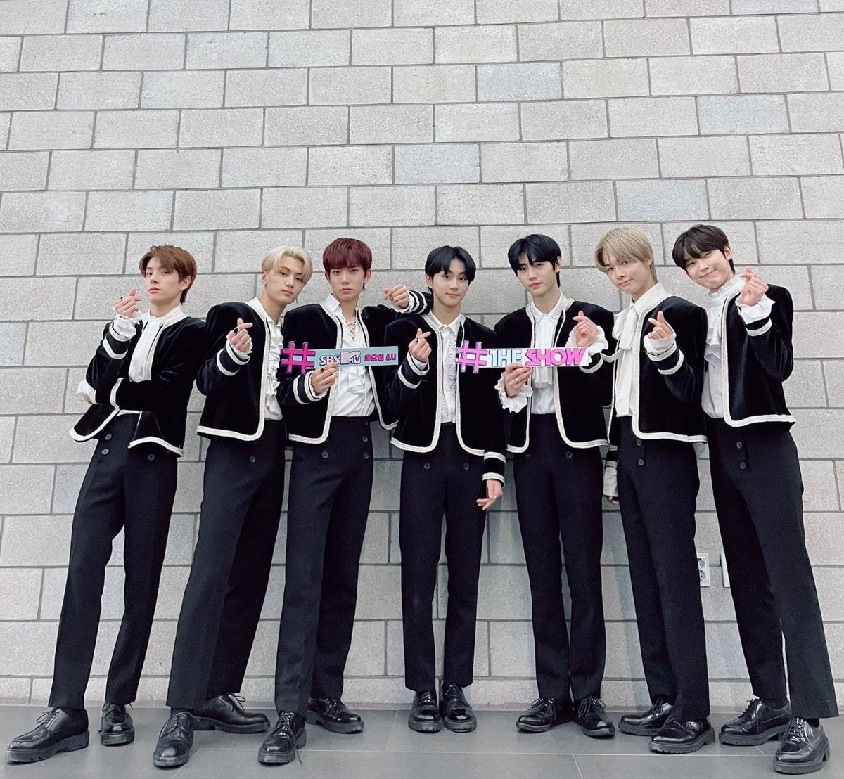 theneonsite's tweet photo. #𝒯he蛍光𝒢arden y por eso nosotros nos bañamos poniéndonos nuestras mejores fachitas para hacerle porritas a our beloved ♡ Maki ♡ desde primera fila como sus buenos fans numero uno! https://t.co/ReaTvfTMaT