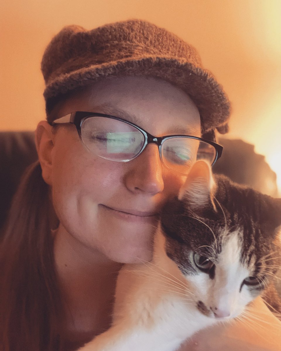 elizbaum33's tweet photo. Sitting here with my kitty son listening to #RedTaylorsVersion wearing a hat that was my fave in 2012 hehe 😄❤️#CatsOfTwitter #Swiftie #TaylorSwift #fallvibes https://t.co/NAQ4FoIVE0