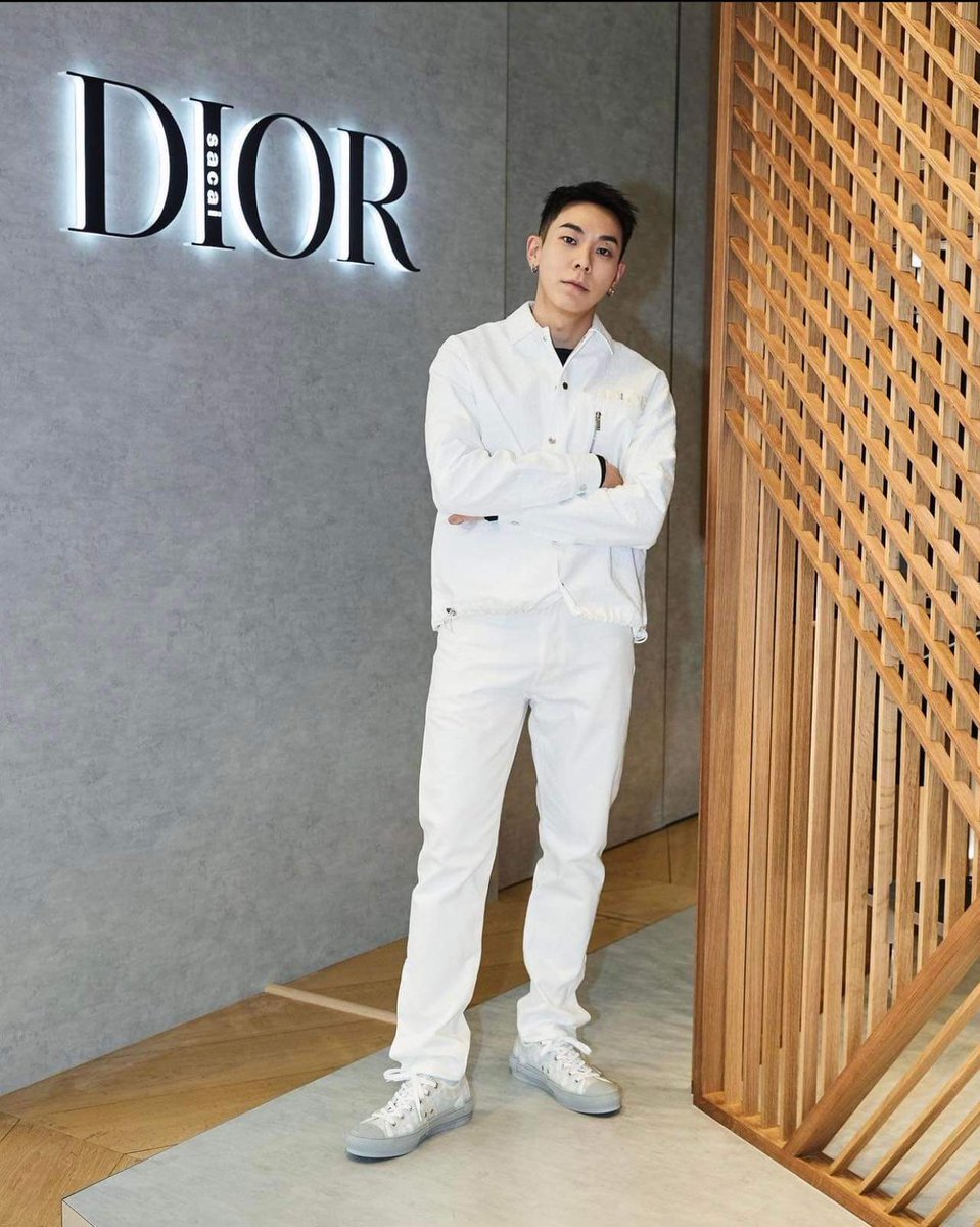 TheAnnyeongOppa's tweet photo. Check out AOMG with DIOR and SACAI 💜😍
📷dazedkorea
#AOMG
#DIORxSACAI https://t.co/kul7cydcEx