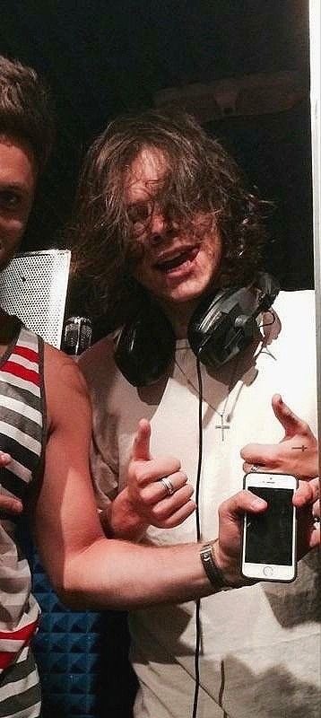 harrydailyposts's tweet photo. harry styles being boyfriend material https://t.co/oy5Bhx8Max