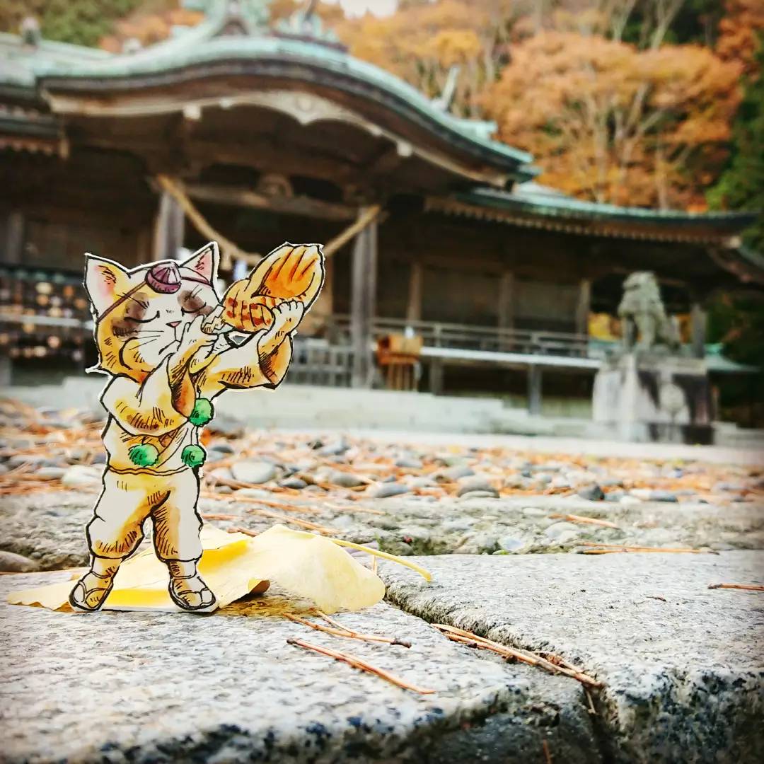 ねこのうみ ちひろ 秋の神社で法螺貝を吹く猫山伏さん 境内に積もる色鮮やかな落ち葉を踏み 冬の訪れを知ります 以前 フォロワー様より法螺貝の持ち方についてご指摘があり 改めて猫山伏さんに吹いて貰いました 猫好きな人と繋がりたい イラスト