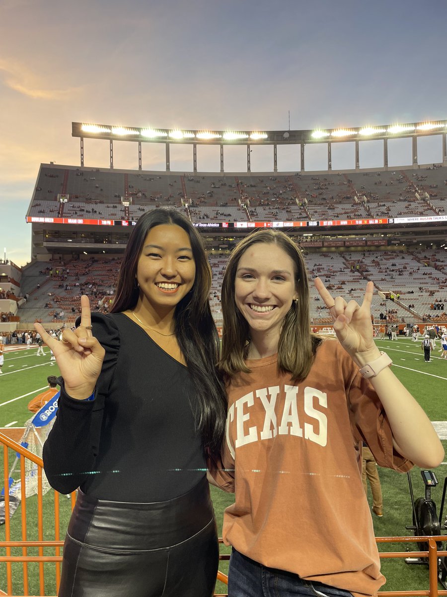 We 🧡 game day!!! #HookEm 🤘🏼