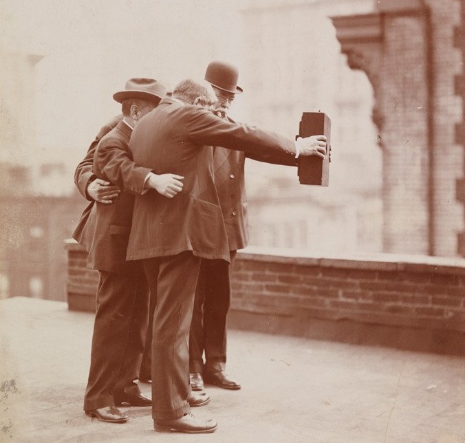 weird_hist's tweet photo. Selfies in 1920. https://t.co/VBNoWhyVmm