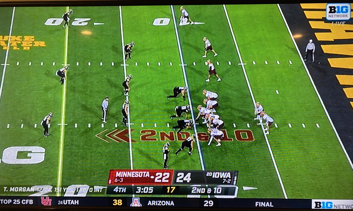 3RonJohnson's tweet image. 2nd &amp;amp; 10 w/ 3:05 to go the Hawkeyes are giving the #Gophers an easy bubble screen opportunity. Arland Bruce in 1999 went for like 85yds on a bubble screen.
2 good blocks &amp;amp; the slot defender has a long way to go to make a tackle. Easy pitch &amp;amp; catch for Tanner Morgan. #CheckWithMe