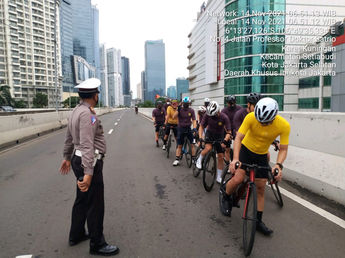 TMCPoldaMetro's tweet photo. 07.06 #Polri mengimbau kepada Komunitas Pesepeda agar tidak melintasi di JLNT Casablanca Jaksel dikarenakan membahayakan bagi Pesepeda. https://t.co/LBuL2GHKej