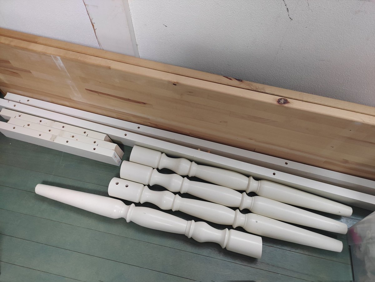 Declutteringdad's tweet photo. 断捨離その54。

ボールを打つとボイ〜ンと鳴るのが楽しいのに破れて音がしなくなったラケット、ペンキの硯的なやつ、すのこ、幅230cmもある作業机。

物置きと化したデカい作業机を手放し、数年間拡げてなかった折りたたみの机を復活させることにしました。

#断捨離
#捨て活
#一日一捨 https://t.co/4E6RdbPDJp