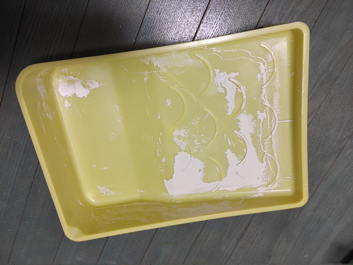 Declutteringdad's tweet photo. 断捨離その54。

ボールを打つとボイ〜ンと鳴るのが楽しいのに破れて音がしなくなったラケット、ペンキの硯的なやつ、すのこ、幅230cmもある作業机。

物置きと化したデカい作業机を手放し、数年間拡げてなかった折りたたみの机を復活させることにしました。

#断捨離
#捨て活
#一日一捨 https://t.co/4E6RdbPDJp