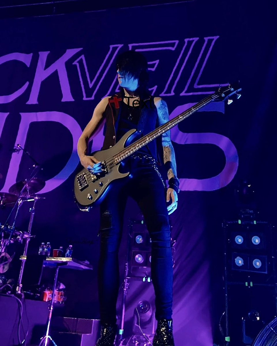 bvbfansworld's tweet photo. Super photo of @LonnyEagleton gettin' ready to rock that bass on #TheInBetweenTour at the @Sherman_Theater Stroudsburg, PA Nov. 5, 2021 by: @_queenofthed3ad (kyrabritzke) on IG via: https://t.co/rBmrKNt7sL #BVBArmy #LonnyEagleton #BlackVeilBrides 🎸 ✖ 🎵 https://t.co/U5DD0vIojQ