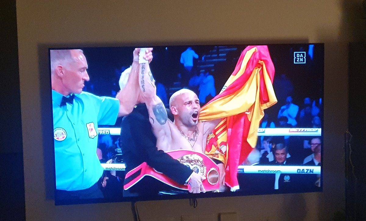 BoxRagnarok's tweet photo. @the_only_kiko_martinez nos ha hecho volver a vibrar y vuelve a hacer historia para el boxeo español proclamándose otra vez campeón del mundo. Recompensa sin duda por su dedicación, constancia, actitud y humildad. Enhorabuena campeón!!!! https://t.co/KqhaMCaBqz