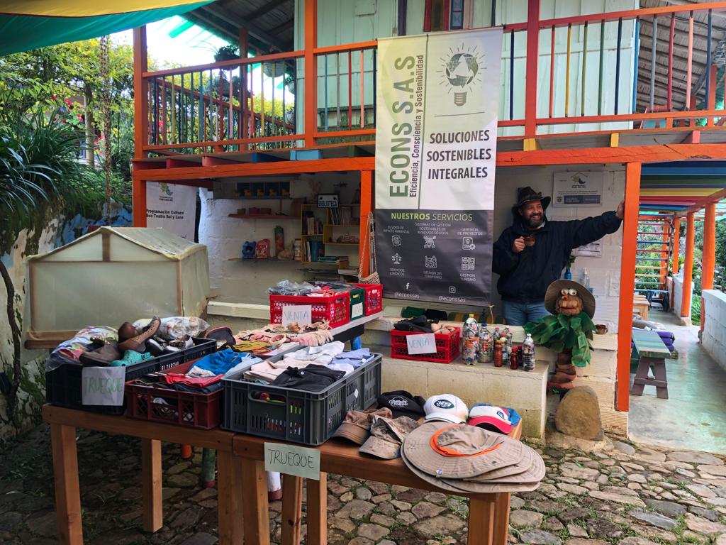 pipecorreac's tweet photo. Estuvimos nuevamente en Trueques Rurales para la Sostenibilidad. De la mano de las comunidades recuperamos residuos plásticos, evitando que estos lleguen a nuestras fuentes hídricas o sean incinerados. https://t.co/gOzLGzrB6t